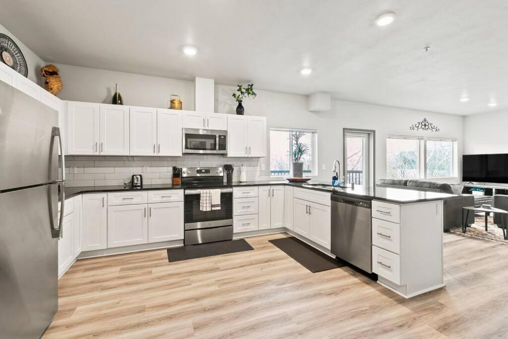 Spacious New 2 Bed 2 Bath Apt By Downtown Spokane Exterior photo