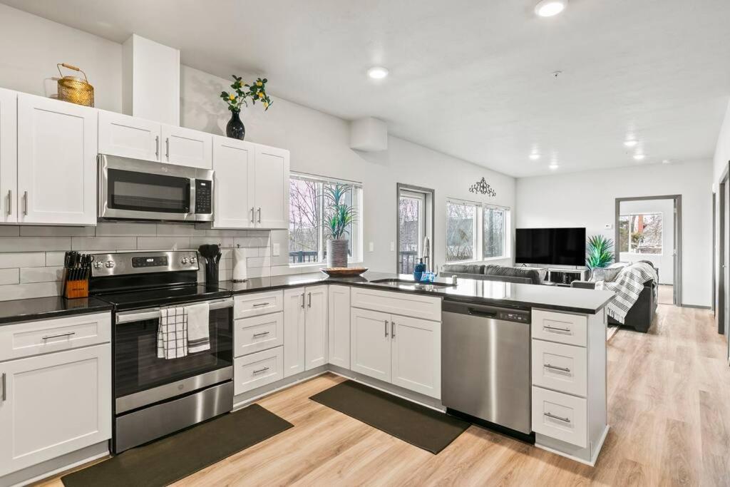 Spacious New 2 Bed 2 Bath Apt By Downtown Spokane Exterior photo