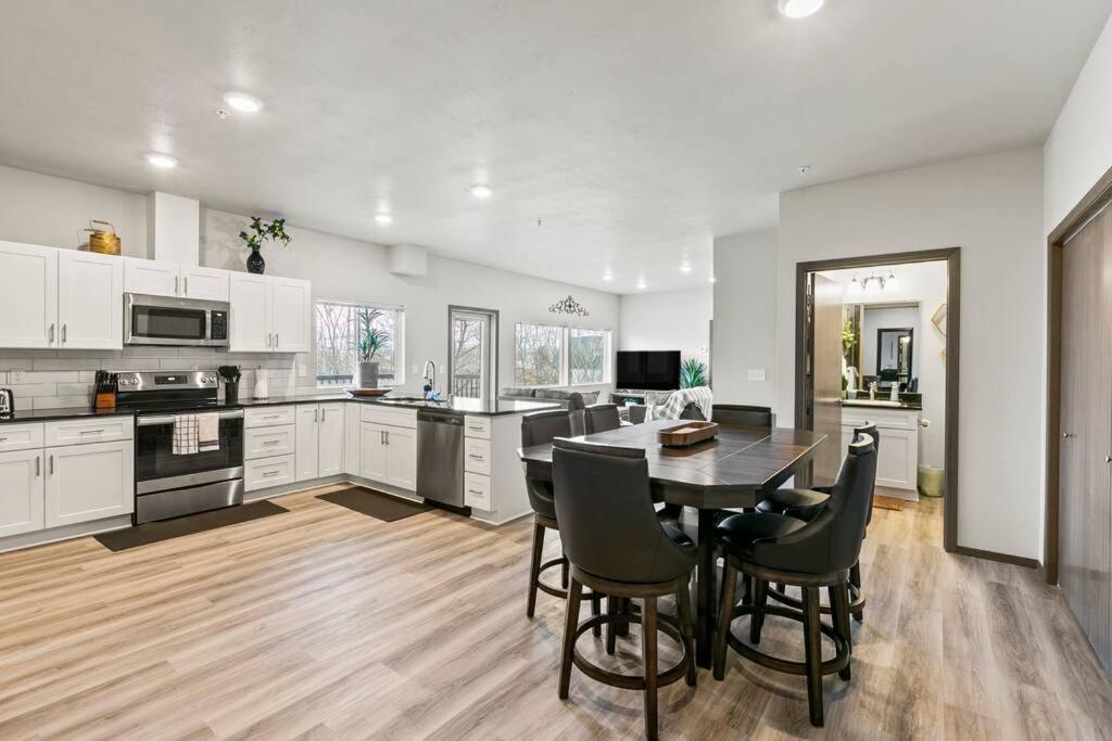 Spacious New 2 Bed 2 Bath Apt By Downtown Spokane Exterior photo