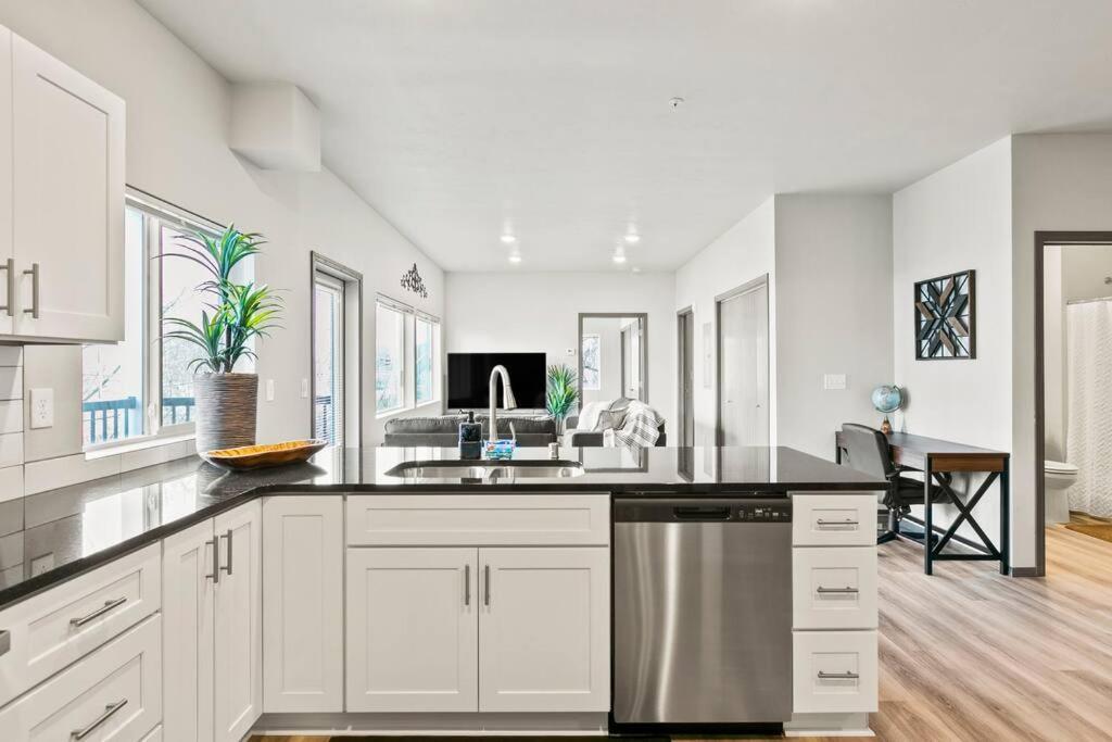 Spacious New 2 Bed 2 Bath Apt By Downtown Spokane Exterior photo